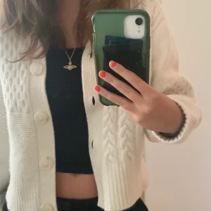 KOFTA FRÅN OTHER STORIES - Jättefin vit kofta från &other stories köpt här på plick och oanvänd av mig💓 skulle säga att den är i nyakick och supermysig nu till hösten och vintern! Jag har själv många liknande och därav säljer jag💓 (hittar ingen storlek i men skulle gissa på s)