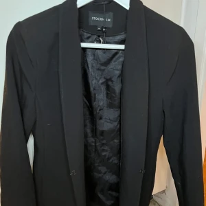 Kavaj - Fin svart kavaj från MQ! Köpt för 600kr❤️