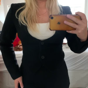 Kavaj-topp - - Fin vintage kavajliknande topp - Ursprungligen från Sellpy men aldrig använd av mig - I mycket gott skick