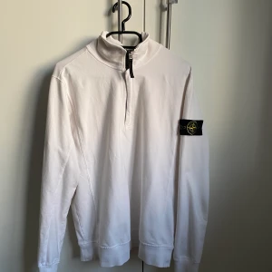 Stone Island half zip  - Köpte denna half-zip pullover hösten 2021. Fint skick och fin tröja men tyvärr passar den inte längre.   Köpt på NK i Göteborg. 100% äkta Nypris: 2100 kr Priset kan diskuteras vid snabbaffär.