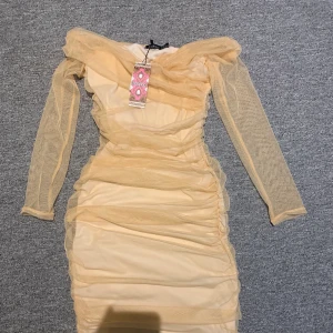 Klänning  - Jättefin klänning som hävdar fram kroppsformen jättefint, köpte den i somras men färgen passade inte mig alls så den har legat i garderoben nu i några månader. Lappen är fortfarande kvar och den är i helt nytt skick, ordpris 450kr