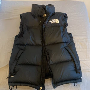 North face väst - North face dunväst köpt på Zalando för 2500 kr förra året. Sparsamt använd så den är i jättebra skick!! Den är köpt på man avdelningen men den passar super bra på mig som är tjej. Sitter som en S/M på mig som är 166 cm. 💕INTE SÅLD, NÅGOT FEL PÅ MIN PLICK!