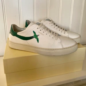 Axel Arigato skor - Jag säljer min sons Arigatoskor som han inte använder längre. Skorna är i storlek 42 och i ett mycket bra skick eftersom han inte använt skorna så mycket. 