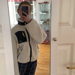 Zip up hoodie  - En bekväm, snygg och trendig zip-up hoodie som knappast är använd.💗 Den är köpt på HM och säljer snabbt slut.