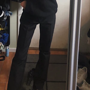 kostymbyxor - ett par skit snygga mid wais kostymbyxor från hm🤍 säljer pga dom blivit för stora för mig🫶🏼skriv för mer bilder på dom🤍