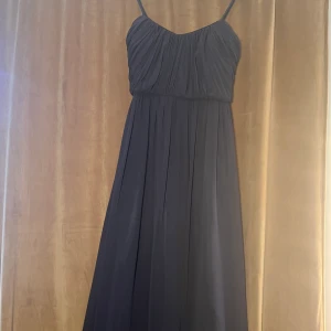 Maxiklänning storlek 38-40 - Klänning jag fått av min syster men aldrig själv använt. I bra skick, men kan ta av axelbanden och justera de. Storlek 40 men passar även mig som i vanliga fall är storlek 38