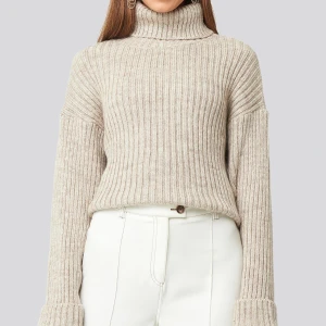 Stickad tröja  - Använd få gånger, superfint skick från nakd. 