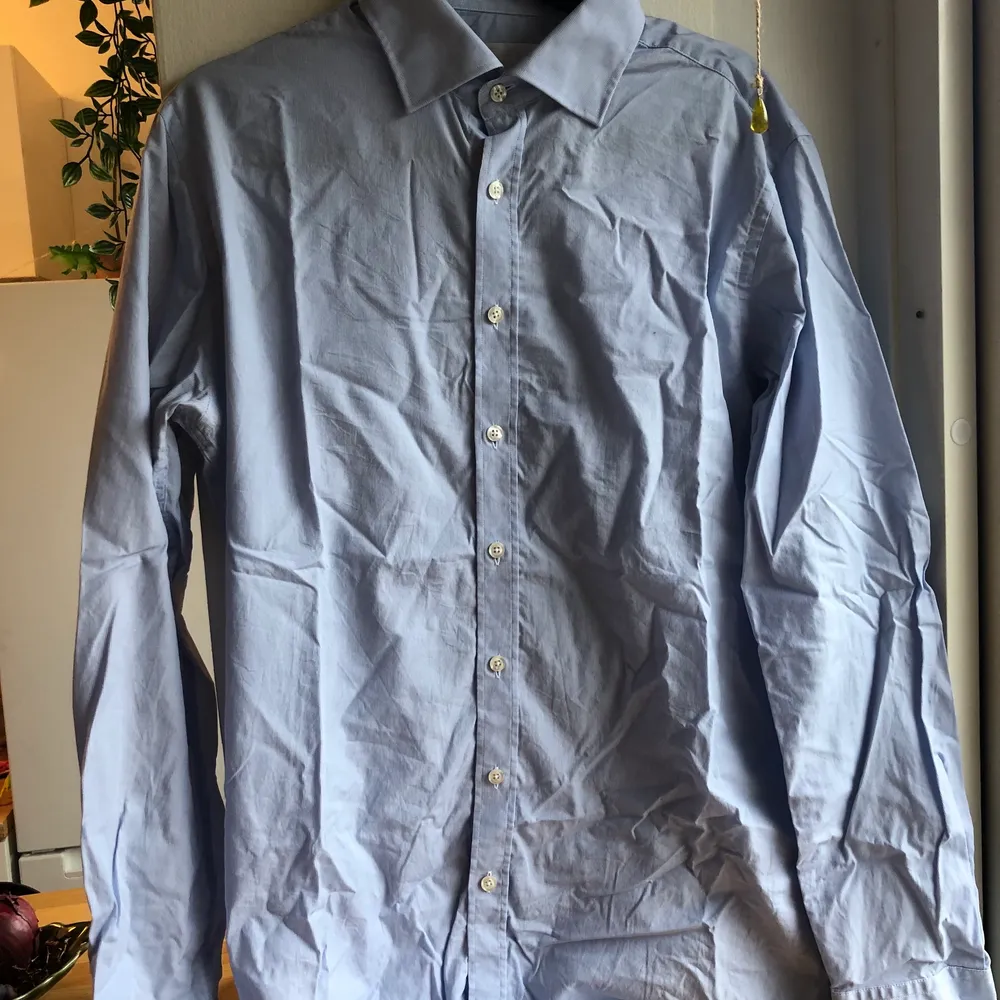 Ljusblå skjorta från Oscar Jacobson, nypris 600. Skjortor.