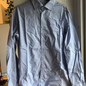 Ljusblå skjorta från Oscar Jacobson, nypris 600