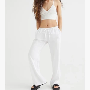 Lågmidjade linnebyxor hm - EJ SÅLDA BUDA I KOMMENTARERNA!❗️INTRESSEKOLL, säljer endast vid bra bud❗️ Superfina lågmidjade helt slutsålda linnebyxor från hm som är helt oanvända med lappar kvar! Väldigt eftertraktade💗 Storlek M men passar även S! Passar mig som är 1,68. BYTER GÄRNA MOT S ELLER XS!!