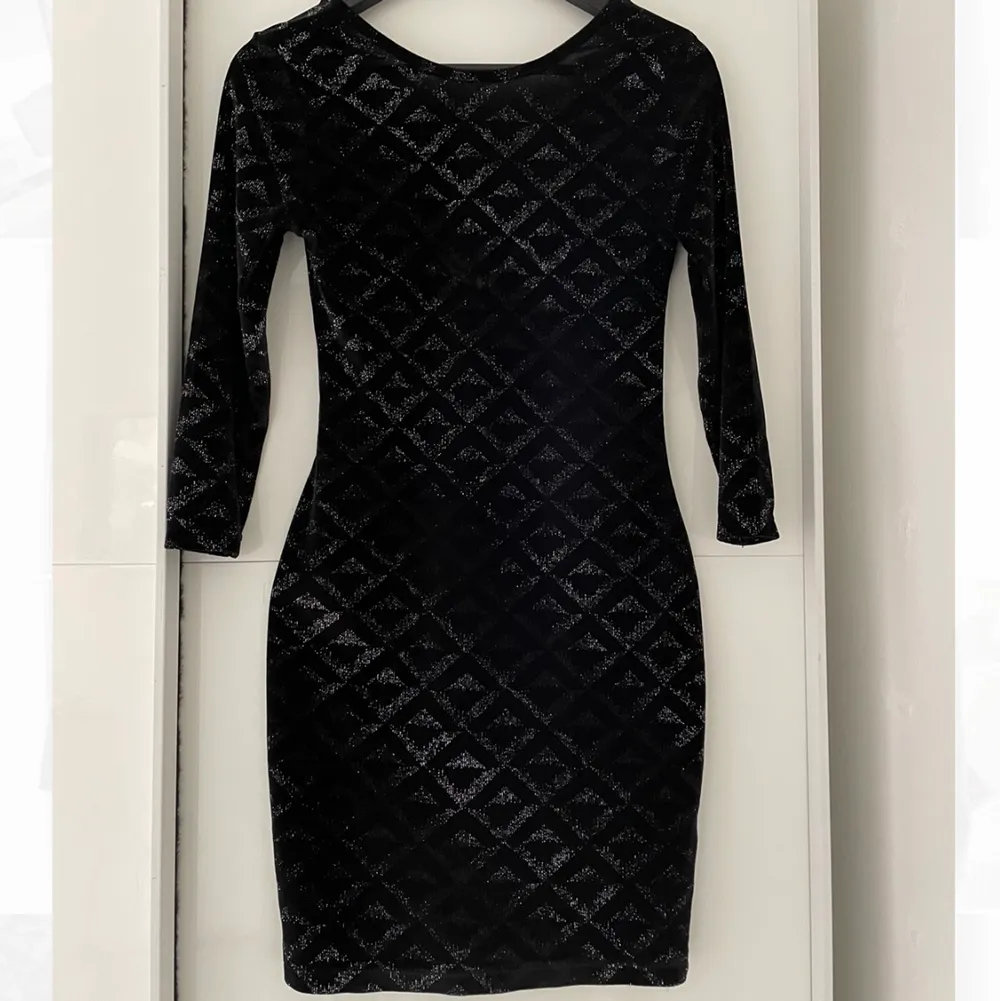svart glitttig klänning med djup rygg, strl 36. Klänningar.