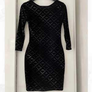svart glitttig klänning med djup rygg, strl 36