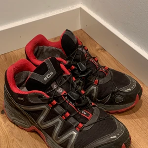 Salamon sneakers  - Rosa svarta salamon sneakers i bra skick