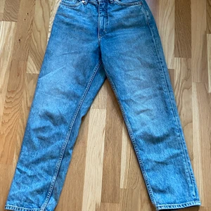 Taiki high waist balloon leg jeans från Monki - Köpte dessa ca två år sedan men användes inte mycket och jag växte ur dem! Jag är lite under 160 och dessa är för små för mig, är i storlek 24, ungefär som Xxs! Kontakta vid frågor! 