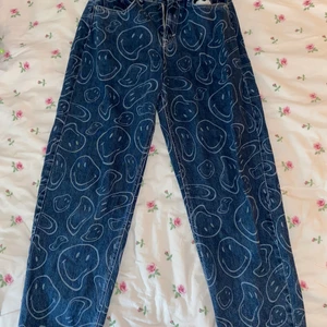 Smiley jeans - Jeans från Pull&Bear - är i storlek 38 och passar mig perfekt (är 168 cm)   Betalning sker via Swish - pris kan diskuteras