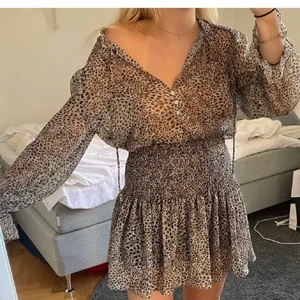 Zara klänning - Klänning från zara, jätte fin men kommer inte till användning❤️( inte min bild) men skriv för egna bilder 