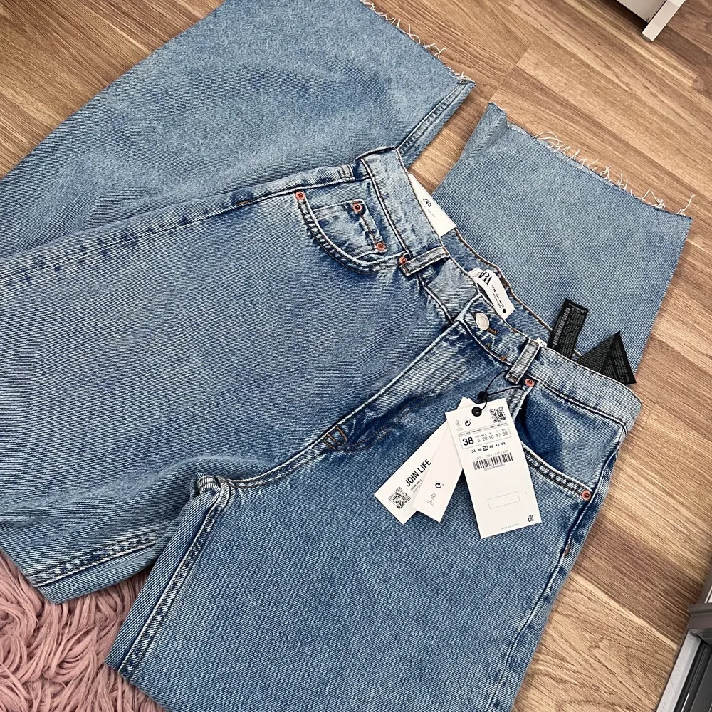 Zara jeans i storlek 38! Jättefina och helt oanvänd! Nypris-399kr 💕. Jeans & Byxor.