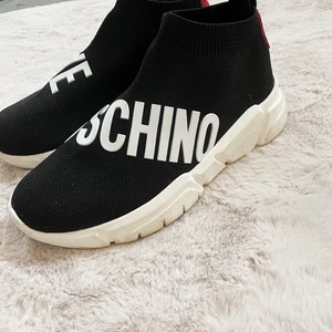 Helt nya Moschino skor  - Jättefina skor ifrån moschino, använda en gång Max!               Nypris 1945kr   900kr med inräknad frakt😊