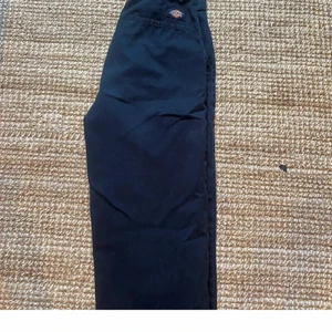 Dickies byxor - Säljer dessa skit snygga trendiga kostymbyxor pga att de inte är min stil längre💕 De är i storlek w24 och sitter super snyggt tveka inte att höra av dig och priset är inklusive frakt🥰 priset kan diskuteras!!