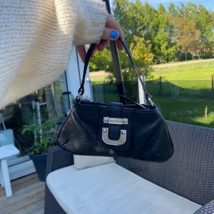 GUESS mini bag🫶🏼 - Mini guess väska💜 vet inte om det är äkta eller inte!