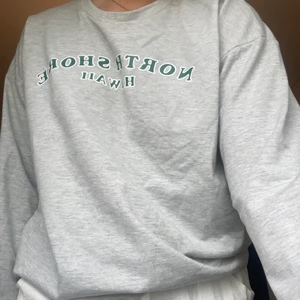 Grå sweatshirt med text  - Fin sweatshirt! Använd fåtal gånger. Bra skick.