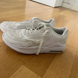 Nike skor - Säljer desa fina Nike skor. Dom är köpta för 1000kr men säljer för 500kr. Dom är i storlek 37.5❤️
