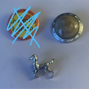 Pins för 1kr styck  - 3 unika pins 