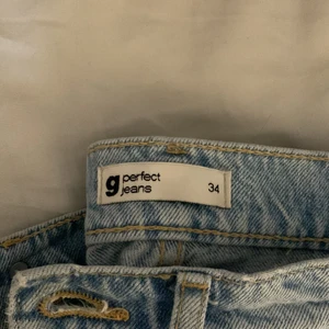 Gina tricot jeans - jättefina gina jeans, hålen i byxorna är inte alls utöjda. Använda fåtal gånger