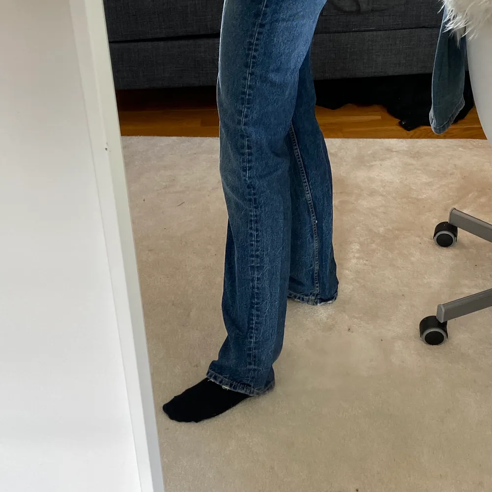Så snygga jeans från zara som passar till exakt allt! Endast använda några enstaka gånger, säljes pga för små (ska därför sitta lösare än vad de gör på mig på bild 2+3). Jag är 170 för referens!. Jeans & Byxor.