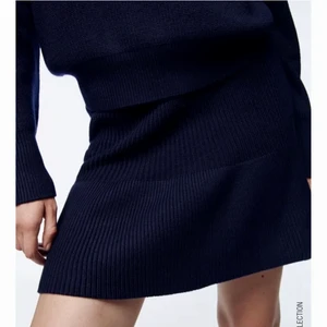 Marinblå kjol zara - Säljer denna ur snygga marinblå kjol från zara. Prislappen är kvar. Storlek S, passar Xs också. Inte kommit till anvädning. 