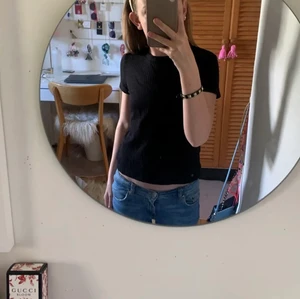 Ribbad tröja  - Tröja från Lindex. Rätt så stor i storleken. Köparen står för frakten. 