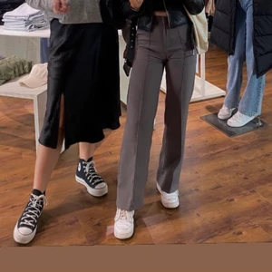 Kostymbyxor från madlady - De populära kostymbyxorna från madlady!! Är i storlek xs. Frakt tillkommer på 66kr 😍