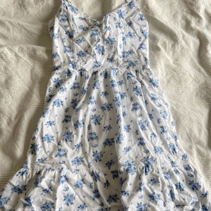 Zalando  - Från Zalando. Har använt 1 gång på skolavslutningen.