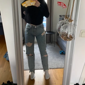 Bik bok jeans  - Jeans från bikbok, säljer då de aldrig kommer till användning. Använda men i fint skick! Storlek M. Köparen står för frakt💞💞