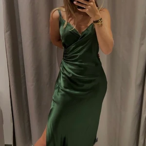 Zara siden klänning  - Grön JÄTTE fin klänning från zara. Otroligt fin färg. Använd 1 gång 