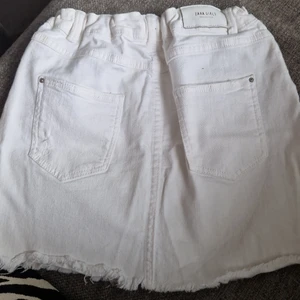 Zara girls jeans kjol - Den är använd en sommar, några enstaka gånger.En jenas kjol, vit. Når till mitten av låren. Strl 140, size 10. Den är för unga tjejer i ålder ca 10 år.