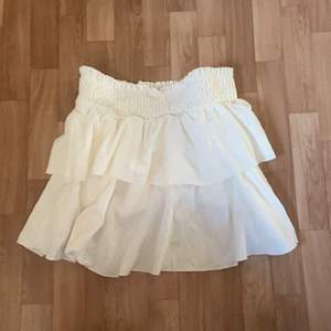 Fick hem fel storlek så säljer denna eftersom den är för stor. Super fin vit kjol och har inte använt den.