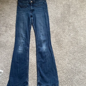 Ett par utsvängda jeans  - Ett par utsvängda jeans som är ganska låga. 60kr kostar dom och jag betallar frakten.