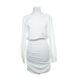 Säljer en helt ny vit klänning. Köpt på bubbleroom, slutsåld 