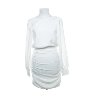 NLY klänning student, skolavslutning - Säljer en helt ny vit klänning. Köpt på bubbleroom, slutsåld 