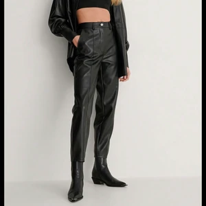 Skinnbyxor från NA-KD - Helt oanvända skinnbyxor från na-kd i storlek 38, rak passform. Säljes då de är för korta för mig (är 175cm). Nypris 499kr, köparen står för frakten.💖