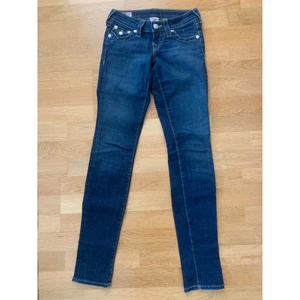 True religion lowrise jeans  - Mina älskade True religion jeans, low rise. Storlek 23. Skulle säga att de passar en xs/s. Jag är 164 och dem går ner till foten/marken. Säljer för att dem blivit för små för mig. Köpta för ungefär 1900kr.💞💞 dem är straight och tyvärr så har jag ingen bild när jag har dem på och dem är för små för mig nu. Så kan tyvärr inte skicka bild