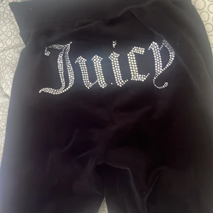 Juicy byxor med text  - Säljer mina juicy byxor med text då jag inte andvänder dom de är i bra skick och är i storlek xxs men skulle säga passar en xs dom har även stora fickor, går även att diskutera pris. Skulle också kunna byta byxorna mår en blå juicy kofta 