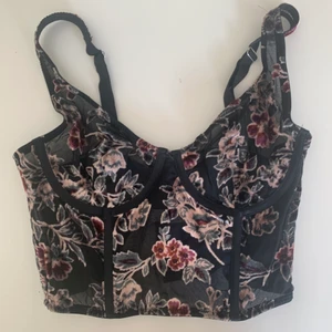 NY SVART SAMMETS KORSETT  - helt ny, svart korsett från urban outfitters! I storlek medium, men med en lite mindre kupa (skulle säga att den passar C-kupor och mindre). med sammet- och spetsdetaljer! såååå vacker 🥰