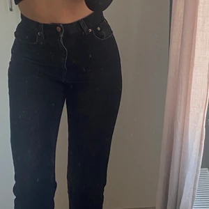 Svart jeans från NAKD - Säljer dessa jättefina jeans från NAKD då dom tyvärr blivit lite korta för mig som är 176. Nypris 399kr. Frakt tillkommer. Säljer likadana i ljusblått också!🥰 Dm för fler bilder