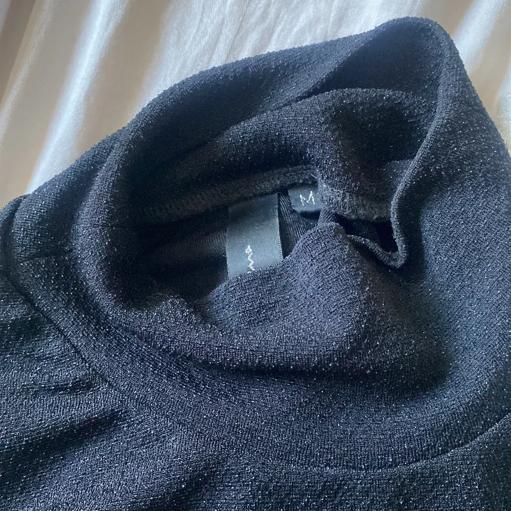 En as snygg glittrig topp perfekt till fest. . Yläosat.