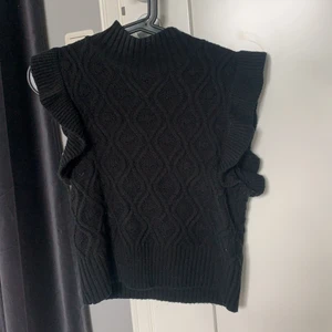 Svart stickad topp - Svart stickad topp från Shein. Superfin och skön, använd några gånger men bra skick. 