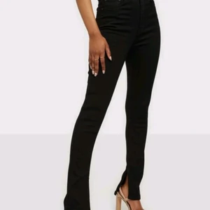 Svarta jens - Hej säljer min svarta utsvängda jeans har knappt använt kommer från gina tror typ det kostade runt 300 -400 