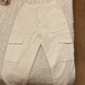 Vita kostymbyxor  - Vita kostymbyxor med fickor💕 Nästan helt nya endast använda 3 gånger, super våriga och somriga, Köpte för 499kr
