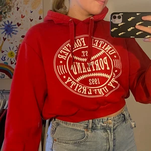 Hoodie  - Röd väldigt fin hoodie. Hoodien är kroppad går ungefär till naveln på mig. Tröjan är från hm och har 4 små fläckar som jag inte lyckats på bort man som inte syns på❤️ frakt på 59kr kommer att tillkomma. Hör av dig vid intresse eller frågor❤️